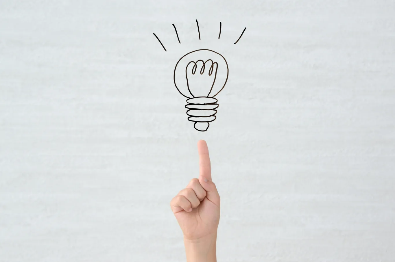 アイデアを思いつく電球